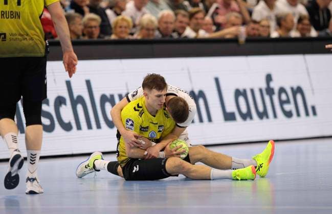 Photo Lukas ZERBE Kiel tackles Simone MENGON Stuttgart Handball Mens 1 Bundesliga on Wed 10 12 2025 THW Kiel TVB Stuttgart