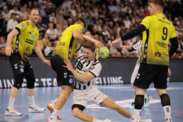 Photo Goal throw from Rune Dahmke Kiel against Antonio Serradilla and on the right Gianfranco Pribetic Stuttgart Handball Men 1 Bundesliga on Wed 10 12 2025 THW Kiel TVB Stuttgart