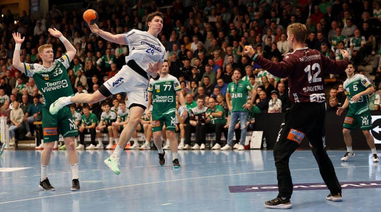 BAU 10 12 2025 Göppingen Handball Frisch Auf Göppingen vs TBV Lemgo Lippe, f l Ymir Örn Gislason Göppingen , Joel Willecke Lemgo , Kristian Saeveras Göppingen