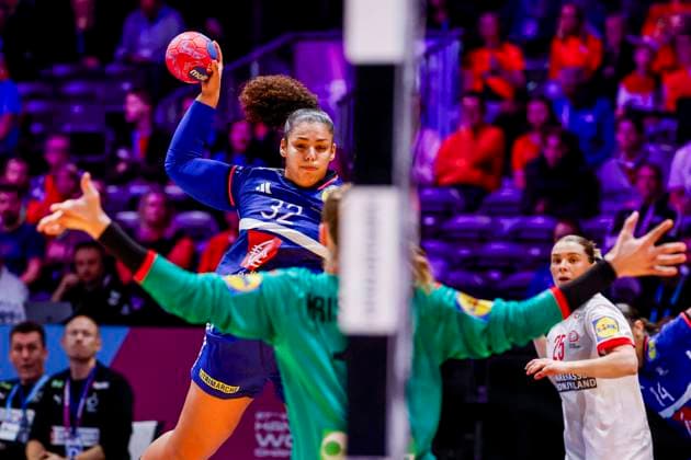 Sarah Bouktit of France throw the ball Denmark v France, Quarter finals - 27th IHF Women s Handball World Championship, WM, Weltmeisterschaft Denmark v France, Ahoy, December 10, 2025, Rotterdam, Netherlands.