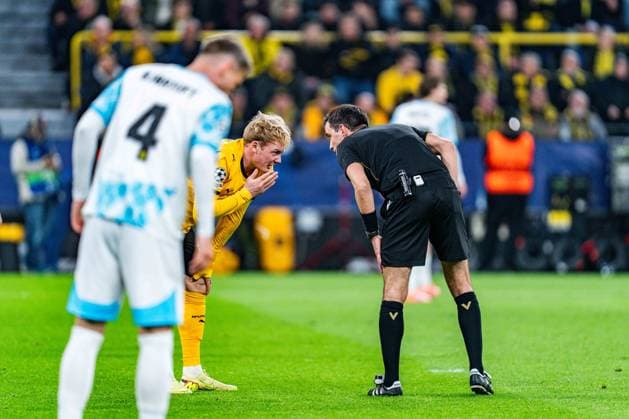 10 12 2025, Borussia Dortmund vs FK Bodo Glimt, UEFA Champions League, Matchday 6 Julian Brandt Borussia Dortmund, 10 Odin Luras Bjortuft FK Bodo Glimt 4 and referee Regulations prohibit any use of photographs as image sequences and or quasi video Copyright: xBahhoxKarax