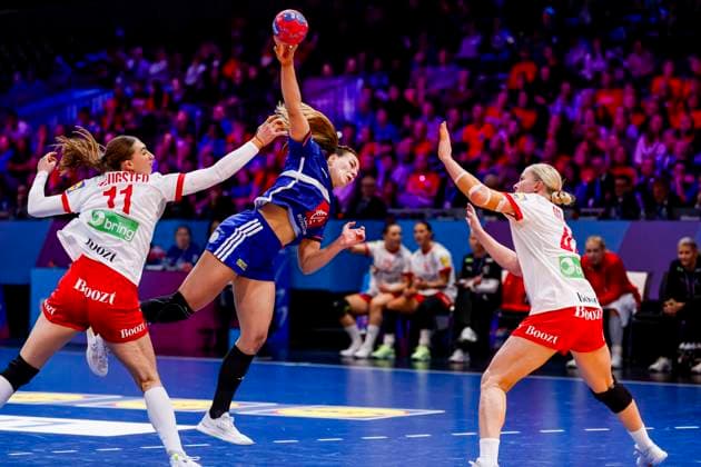 Clarisse Mairot of France throw the ball Denmark v France, Quarter finals - 27th IHF Women s Handball World Championship, WM, Weltmeisterschaft Denmark v France, Ahoy, December 10, 2025, Rotterdam, Netherlands.