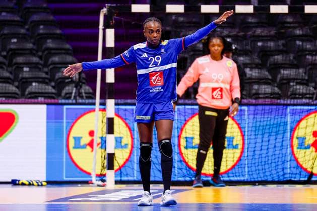 Onacia Ondono of France gestures Denmark v France, Quarter finals - 27th IHF Women s Handball World Championship, WM, Weltmeisterschaft Denmark v France, Ahoy, December 10, 2025, Rotterdam, Netherlands.