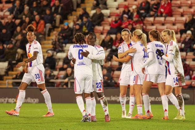 Manchester United, ManU Women v Olympique Lyonnes Women - UEFA Women s Champions League Olympique Lyonnes Women s Tabitha Chawinga scores first goal of the match against Manchester United Women s and celebrates with team - UEFA Women s Champions League - 12.11.2025 Leigh Leigh Sports Village United Kingdom Copyright: xZacharyxLockex