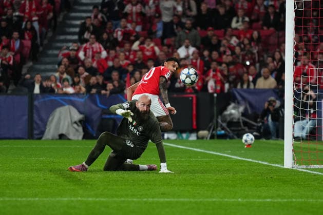 UEFA Champions League - SL Benfica v SSC Napoli Vanja Milinkovic-Savic of SSC Napoli and Richard Rios of SL Benfica watch the ball as it goes in for SL Benfica s first goal during the match between SL Benfica and SSC Napoli at Estadio do Lisboa e Benfica, for the UEFA Champions League - Dezember 10, 2025 - Lisbon, Portugal. (Photo: Joao Alvarinhas - Avant Sports) Lisbon Estadio do Sport Lisboa e Benfica Portugal Copyright: xJoaoxAlvarinhasx-xAvantxSportsx