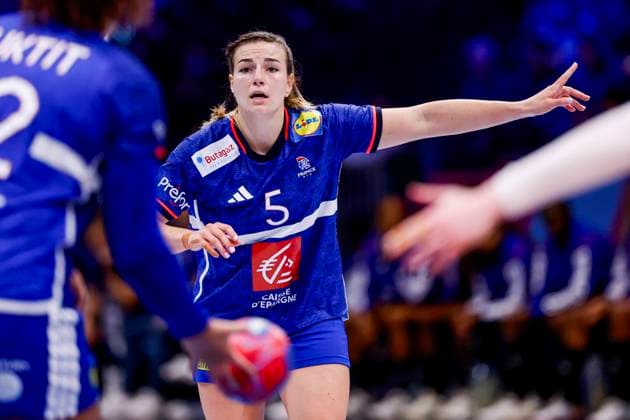 Clarisse Mairot of France gestures Denmark v France, Quarter finals - 27th IHF Women s Handball World Championship, WM, Weltmeisterschaft Denmark v France, Ahoy, December 10, 2025, Rotterdam, Netherlands.