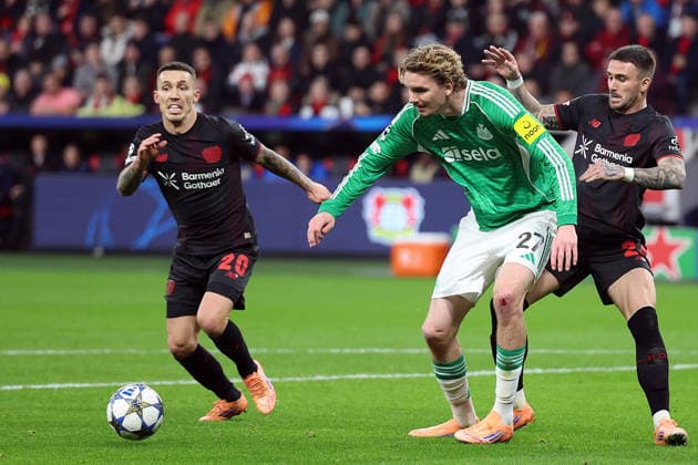 10 12 2025, xrekx, Football UEFA Champions League, Bayer 04 Leverkusen Newcastle United v l Alejandro Grimaldo Bayer 04 Leverkusen Nick Woltemade Newcastle United Aleix Garcia Bayer 04 Leverkusen Zweikampf, Aktion, action, battle for the ball DFL DFB REGULATIONS PROHIBIT ANY USE OF PHOTOGRAPHS as IMAGE SEQUENCES and or QUASI VIDEO Leverkusen