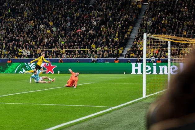 10 12 2025, Football, Season 2025 2026, UEFA Champions League, Matchday 6, Borussia Dortmund FK Bodo Glimt, Julian Brandt Borussia Dortmund scores to make it 1 0 against goalkeeper Nikita Haikin FK Bodo Glimt , Dortmund Signal Iduna Park NRW Germany xRHR PHOTO DEx Copyright: DennisxEwert RHR-FOTOx RHR-FOTO DE