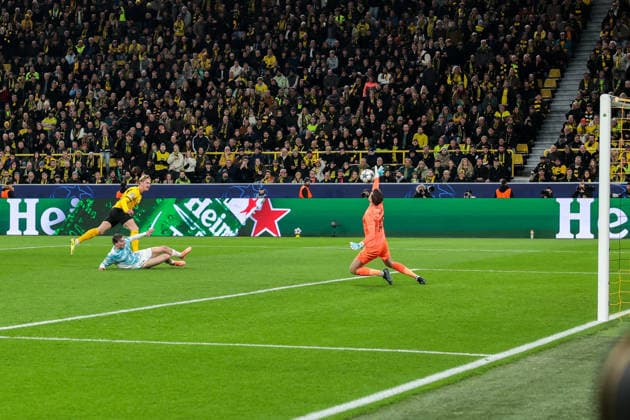 10 12 2025, Football, Season 2025 2026, UEFA Champions League, Matchday 6, Borussia Dortmund FK Bodo Glimt, Julian Brandt Borussia Dortmund scores to make it 1 0 against goalkeeper Nikita Haikin FK Bodo Glimt , Dortmund Signal Iduna Park NRW Germany xRHR PHOTO DEx Copyright: DennisxEwert RHR-FOTOx RHR-FOTO DE