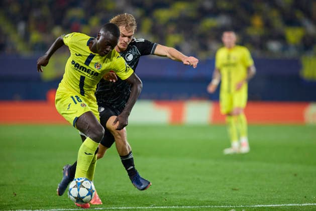 Villarreal CF v F.C. Copenhagen - UEFA Champions League 2025 26 League Phase MD6 VILLARREAL, SPAIN - DECEMBER 10: Nicolas Pepe of Villarreal CF competes for the ball with Mads Emil Madsen of FC Copenhagen during the UEFA Champions League 2025 26 League Phase MD6 match between Villarreal CF and F.C. Copenhagen at Estadio de la Ceramica on December 10, 2025 in Villarreal, Spain. (Photo by Jose Torres Photo Players Images Magara Press) Villarreal Estadio de la Ceramica Spain Copyright: xJosexTorresx
