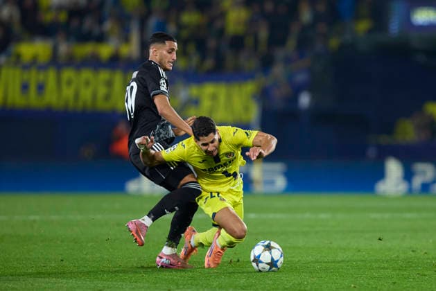 Villarreal CF v F.C. Copenhagen - UEFA Champions League 2025 26 League Phase MD6 VILLARREAL, SPAIN - DECEMBER 10: Ayoze Perez of Villarreal CF competes for the ball with Mohamed Elyounoussi of FC Copenhagen during the UEFA Champions League 2025 26 League Phase MD6 match between Villarreal CF and F.C. Copenhagen at Estadio de la Ceramica on December 10, 2025 in Villarreal, Spain. (Photo by Jose Torres Photo Players Images Magara Press) Villarreal Estadio de la Ceramica Spain Copyright: xJosexTorresx