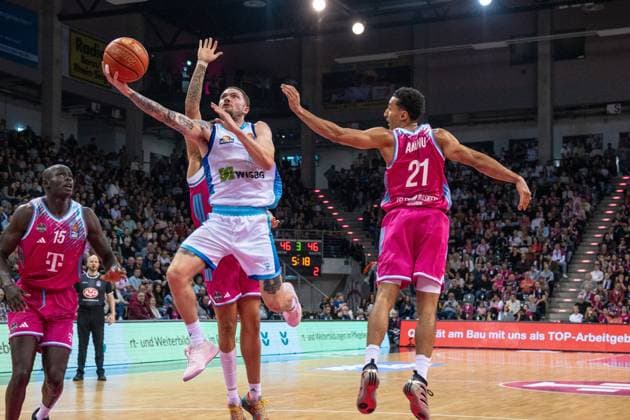 Play action with Logan Johnson 0 Frankfurt Skyliners with move to the basket for Frankfurt Skyliners and Kur Jongkuch 15 Telekom Baskets Bonn , Joel Aminu 21, Telekom Baskets Bonn on matchday 11 in the easyCredit BBL in Bonn Telekom Baskets Bonn vs Frankfurt Skyliners Copyright: xFeyzullahxGökalpx
