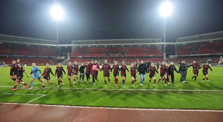 10 12 2025 Soccer Season 2025 2026 1 Women Soccer Bundesliga 11 Matchday 1 FC Nuremberg FCN Club SG Eintracht Frankfurt SGE Sportfoto Zink DaMa xdaxmax Cheering Joy after the end of the match Team FCN Team with cheering chain Cheering wave