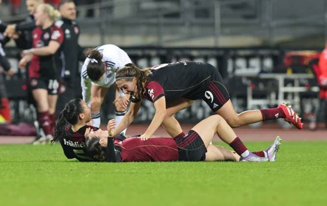10 12 2025 Soccer Season 2025 2026 1 Womens Soccer Bundesliga 11 Matchday 1 FC Nürnberg FCN Club SG Eintracht Frankfurt SGE Sportfoto Zink DaMa xdaxmax Cheering joy after the end of the match Clara Fröhlich Froehlich 5, 1 FC Nürnberg FCN Lara Meroni 11, 1 FC Nürnberg FCN Laura Miller 9, 1 FC Nürnberg FCN