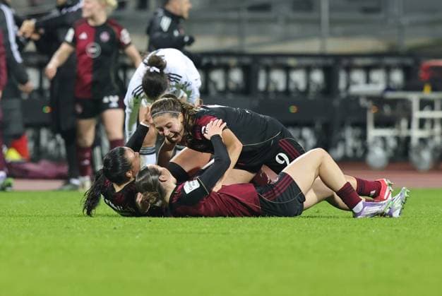 10 12 2025 Soccer Season 2025 2026 1 Womens Soccer Bundesliga 11 Matchday 1 FC Nürnberg FCN Club SG Eintracht Frankfurt SGE Sportfoto Zink DaMa xdaxmax Cheering joy after the end of the match Clara Fröhlich Froehlich 5, 1 FC Nürnberg FCN Lara Meroni 11, 1 FC Nürnberg FCN Laura Miller 9, 1 FC Nürnberg FCN