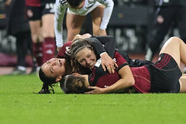 10 12 2025 Soccer Season 2025 2026 1 Womens Soccer Bundesliga 11 Matchday 1 FC Nürnberg FCN Club SG Eintracht Frankfurt SGE Sportfoto Zink DaMa xdaxmax Cheering joy after the end of the match Clara Fröhlich Froehlich 5, 1 FC Nürnberg FCN Lara Meroni 11, 1 FC Nürnberg FCN Laura Miller 9, 1 FC Nürnberg FCN