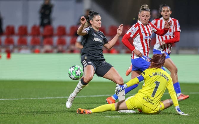 ESP, Madrid, Atletico Madrid vs FC Bayern Munich, Womens Champions League, Football, UEFA, Season 2025 2026, Centro Deportivo Wanda Alcala de Henares, 5 Matchday in picture v l Jovana Damnjanović Bayern Munich 9 , Lola Gallardo Atlà tico Madrid 1 , Duel DFB DFL REGULATIONS PROHIBIT ANY USE OF PHOTOGRAPHS AS IMAGE SEQUENCES AND OR QUASI VIDEO, 10 12 2025 Copyright: HMBxMedia HendrikxHamelau