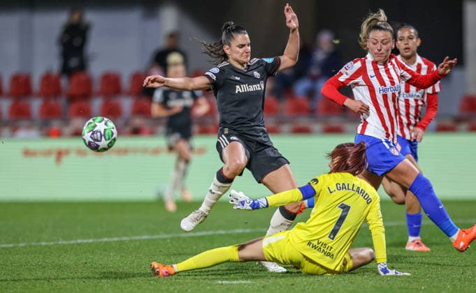 ESP, Madrid, Atletico Madrid vs FC Bayern Munich, Womens Champions League, Football, UEFA, Season 2025 2026, Centro Deportivo Wanda Alcala de Henares, 5 Matchday in picture v l Jovana Damnjanović Bayern Munich 9 , Lola Gallardo Atlà tico Madrid 1 , Duel DFB DFL REGULATIONS PROHIBIT ANY USE OF PHOTOGRAPHS AS IMAGE SEQUENCES AND OR QUASI VIDEO, 10 12 2025 Copyright: HMBxMedia HendrikxHamelau