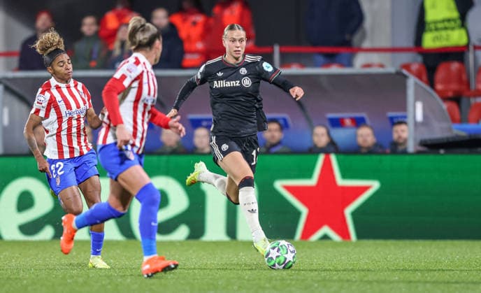 ESP, Madrid, Atletico Madrid vs FC Bayern Munich, Womens Champions League, Football, UEFA, Season 2025 2026, Centro Deportivo Wanda Alcala de Henares, 5 Matchday in picture v l Luany Atlà tico Madrid 22 , Klara Bühl Bayern Munich 17 DFB DFL REGULATIONS PROHIBIT ANY USE OF PHOTOGRAPHS AS IMAGE SEQUENCES AND OR QUASI VIDEO, 10 12 2025 Copyright: HMBxMedia HendrikxHamelau