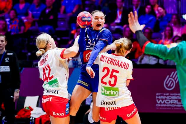 Lena Grandveau of France and Michala Elsberg Moller of Denmark and Trine Ostergaard Jensen of Denmark fight for the ball Denmark v France, Quarter finals - 27th IHF Women s Handball World Championship, WM, Weltmeisterschaft Denmark v France, Ahoy, December 10, 2025, Rotterdam, Netherlands.
