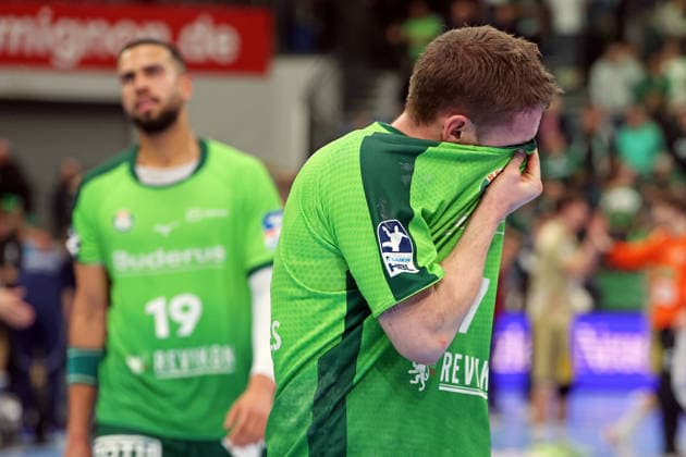 10 12 2025, xovx, Handball Daikin Handball Bundesliga, HSG Wetzlar TSV Hannover Burgdorf Philipp Ahouansou HSG Wetzlar and Dominik Mappes HSG Wetzlar disappointed, disappointed looking after the 28 38 defeat against TSV Hannover Burgdorf DFL DFB REGULATIONS PROHIBIT ANY USE OF PHOTOGRAPHS as IMAGE SEQUENCES and or QUASI VIDEO Wetzlar Buderus Arena Hessen Germany EN