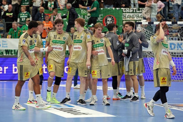 10 12 2025, xovx, Handball Daikin Handball Bundesliga, HSG Wetzlar TSV Hannover Burgdorf The players of TSV Hannover Burgdorf celebrate the 38 28 victory in Wetzlar DFL DFB REGULATIONS PROHIBIT ANY USE OF PHOTOGRAPHS as IMAGE SEQUENCES and or QUASI VIDEO Wetzlar Buderus Arena Hessen Germany EN