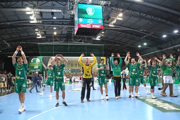 Handball DAIKIN HBL, SC DHfK Leipzig HSV Hamburg 10 12 2025 The SC DHfK Leipzig team celebrates its first win of the season Handball, DAIKIN HBL, 1 Bundesliga, Season 2025 2026, Matchday 16 SC DHfK Leipzig vs Handball Sport Verein Hamburg on 10 12 2025 at Quarterback Immobilien Arena Leipzig Copyright: xBEAUTIFULxSPORTS JanxKaeferx