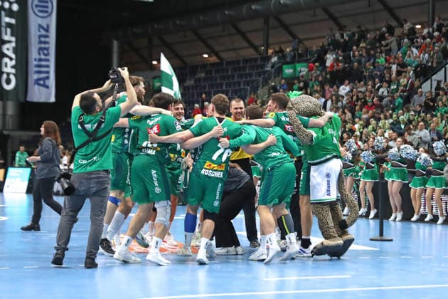 Handball DAIKIN HBL, SC DHfK Leipzig HSV Hamburg 10 12 2025 The SC DHfK Leipzig team celebrates its first win of the season Handball, DAIKIN HBL, 1 Bundesliga, Season 2025 2026, Matchday 16 SC DHfK Leipzig vs Handball Sport Verein Hamburg on 10 12 2025 at Quarterback Immobilien Arena Leipzig Copyright: xBEAUTIFULxSPORTS JanxKaeferx