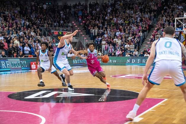 Zachery Cooks 3 Telekom Baskets Bonn with ball and move to the basket against Till Pape 19, Frankfurt Skyliners on matchday 11 of the easyCredit Basketball Bundesliga in Bonn Telekom Baskets Bonn vs Frankfurt Skyliners Copyright: xFeyzullahxGökalpx
