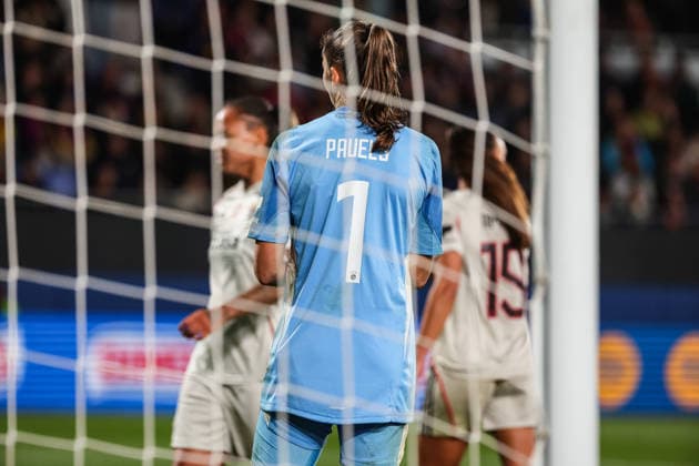Lena Pauels ( SL Benfica Womens team ) in action during the match between FC Barcelona, Barca Womens team and SL Benfica Womens team, valid for Womens Champions League 2025 2026 at Estadi Johan Cruyff on 10 December 2025. Barcelona Estadi Johan Cruyff Barcelona Portugal Copyright: xIMAGOx xPRIMExSPORTSxIMAGESx xFILIPExOLIVEIRAx