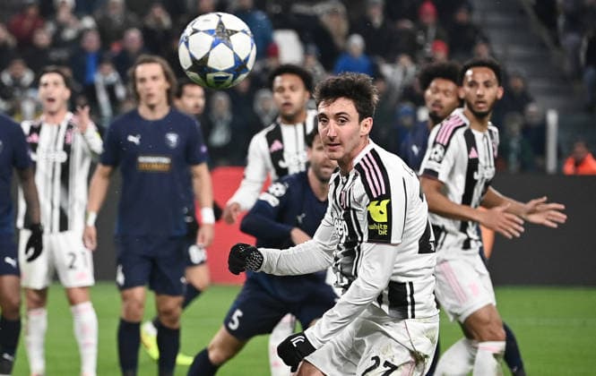 Juventus v Pafos FC - UEFA Champions League TURIN, ITALY, DECEMBER 10: Juventus Andrea Cambiaso eye the ball during the League phase UEFA Champions League football match between Juventus and Pafos FC at the Juventus Stadium in Turin, Italy, on December 10, 2025. Isabella Bonotto Anadolu Turin Italy. Editorial use only. Please get in touch for any other usage.  Copyright: x2025xAnadoluxIsabellaxBonottox
