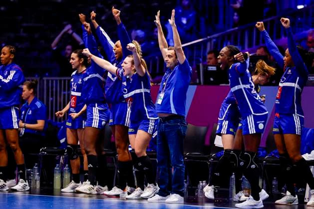 head coach Sebastien Gardillou of France and team of France celebrates Denmark v France, Quarter finals - 27th IHF Women s Handball World Championship, WM, Weltmeisterschaft Denmark v France, Ahoy, December 10, 2025, Rotterdam, Netherlands.