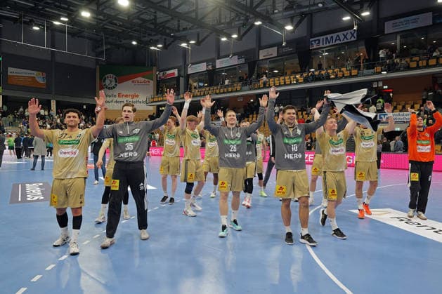 10 12 2025, xovx, Handball Daikin Handball Bundesliga, HSG Wetzlar TSV Hannover Burgdorf The players of TSV Hannover Burgdorf celebrate the 38 28 victory in Wetzlar DFL DFB REGULATIONS PROHIBIT ANY USE OF PHOTOGRAPHS as IMAGE SEQUENCES and or QUASI VIDEO Wetzlar Buderus Arena Hessen Germany EN