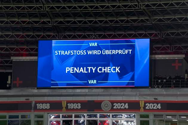 Leverkusen, BayArena, 10 12 25, GER, Men, UEFA Champions League, Season 2025 2026, Bayer 04 Leverkusen Newcastle United Bild Video Assist, Video Beweis Penalty Check UEFA regulations prohibit any use of photographs as image sequences and or quasi video Copyright: HMBxMedia xMarcoxBader