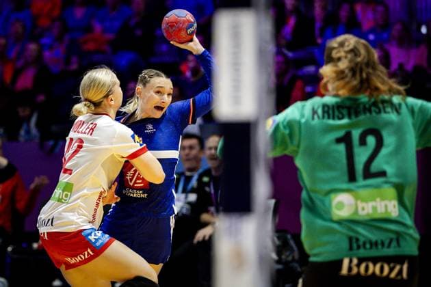 ROTTERDAM - Michala Elsberg Moller (DEN), LÃ na Grandveau (FRA), and Anna Opstrup Kristensen (DEN) during the World Handball Championship quarterfinal between Denmark and France in Ahoy Rotterdam. ANP ROBIN VAN LONKHUIJSEN xVIxANPxSportx xxANPxIVx 544522106 originalFilename: 544522106.jpg