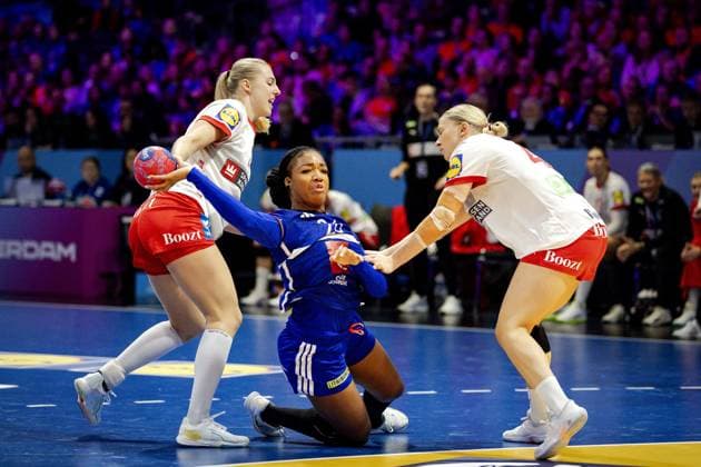 ROTTERDAM - Laura Maria Borg Thestrup (DEN), Pauletta Foppa (FRA), and Michala Elsberg Moller (DEN) during the quarterfinal of the World Handball Championship between Denmark and France in Ahoy Rotterdam. ANP ROBIN VAN LONKHUIJSEN xVIxANPxSportx xxANPxIVx 544523010 originalFilename: 544523010.jpg