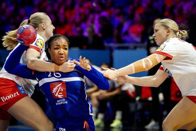 ROTTERDAM - Laura Maria Borg Thestrup (DEN), Pauletta Foppa (FRA), and Michala Elsberg Moller (DEN) during the quarterfinal of the World Handball Championship between Denmark and France in Ahoy Rotterdam. ANP ROBIN VAN LONKHUIJSEN xVIxANPxSportx xxANPxIVx 544523026 originalFilename: 544523026.jpg