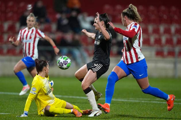 CLUB ATLETICO DE MADRID v FC BAYERN MUNCHEN. UEFA WOMEN S CHAMPIONS LEAGUE 2025 2026. ROUND 5. Club Atletico de Madrid™s Lola Gallardo (l) and Carmen Menayo (r) and FC Bayern Munchen s Jovana Damnjanovic during UEFA Women s Champions League, Round 5. December 10,2025.(ALTERPHOTOS Acero) Alcala de HenaresSpain  Copyright: xAcerox