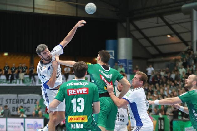 Handball DAIKIN HBL, SC DHfK Leipzig HSV Hamburg 10 12 2025 Jacob Lassen 9, HSV Hamburg throws from the back Handball, DAIKIN HBL, 1 Bundesliga, Saison 2025 2026, 16 Spieltag SC DHfK Leipzig vs Handball Sport Verein Hamburg am 10 12 2025 in der Quarterback Immobilien Arena Leipzig Copyright: xBEAUTIFULxSPORTS JanxKaeferx