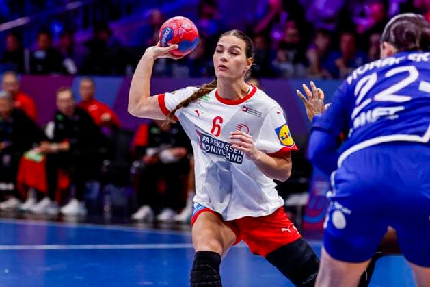 Anne Mette Hansen of Denmark throw the ball Denmark v France, Quarter finals - 27th IHF Women s Handball World Championship, WM, Weltmeisterschaft Denmark v France, Ahoy, December 10, 2025, Rotterdam, Netherlands.