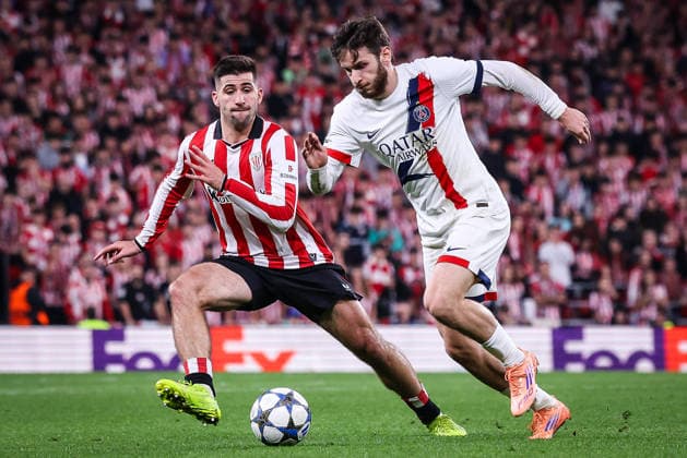 December 10, 2025, Bilbao, Spain, Spain: Jesus ARESO of Athletic Bilbao and Khvicha KVARATSKHELIA of PSG during the UEFA Champions League, League Phase MD6 match between Athletic Club and Paris Saint-Germain (PSG) at San Mames Stadium on December 10, 2025 in Bilbao, Spain. Marcos Calvo Bilbao Spain - ZUMAm308 20251210_zsp_m308_006 Copyright: xMatthieuxMirvillex