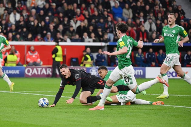 Patrik Schick Bayer 04 Leverkusen , li , is brought down by Malick Thiaw Newcastle United 10 12 2025, Football, UEFA Champions League 2025 2026, Matchday 6, Bayer 04 Leverkusen Newcastle United UEFA regulations prohibit any use of photographs as image sequences and or quasi video Leverkusen BayArena Nordrhein Westfalen Germany Team2