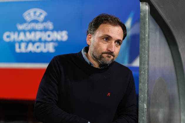 December 10, 2025, Alcala De Henares, Madrid, Spain: Jose Barcala, head coach of Bayern Munchen, looks on during the UEFA Women s Champions League match between Atletico de Madrid and Bayern Munchen at Centro Deportivo Wanda, on December 10, in Alcala de Henares, Madrid, Spain. Alcala De Henares Spain - ZUMAa181 20251210_zaa_a181_162 Copyright: xIrinaxR.xHipolitox