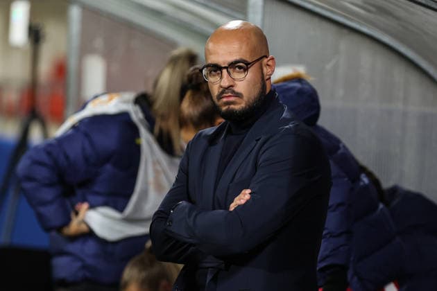 December 10, 2025, Alcala De Henares, Madrid, Spain: Victor Martin, head coach of Atleti, looks on during the UEFA Women s Champions League match between Atletico de Madrid and Bayern Munchen at Centro Deportivo Wanda, on December 10, in Alcala de Henares, Madrid, Spain. Alcala De Henares Spain - ZUMAa181 20251210_zaa_a181_164 Copyright: xIrinaxR.xHipolitox