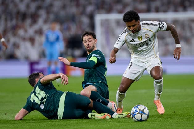 December 10, 2025, Madrid, Madrid, Spain: Rodrygo Goes of Real Madrid CF and Bernardo Silva of Manchester City FC during the UEFA Champions League football match between Real Madrid CF and Manchester City FC at Santiago Bernabeu Stadium in Madrid, Spain, december 10, 2025 Madrid Spain - ZUMAa206 20251210_zsp_a206_017 Copyright: xRubenxAlbarranx