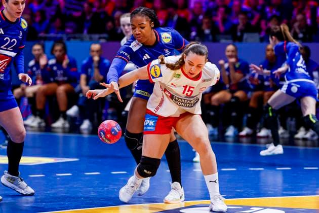 Sofie Bardrum Larsen of Denmark and Pauletta Foppa of France fight for the ball Denmark v France, Quarter finals - 27th IHF Women s Handball World Championship, WM, Weltmeisterschaft Denmark v France, Ahoy, December 10, 2025, Rotterdam, Netherlands.