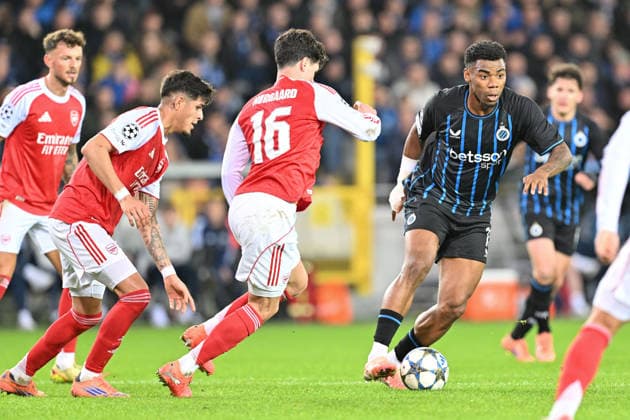 251210 Club Brugge vs Arsenal Piero Hincapie (5) of Arsenal and Christian Norgaard (16) of Arsenal defending on Raphael Onyedika (15) of Club Brugge during the Uefa Champions League 6th matchday in the League phase game in season 2025 - 2026 between Club Brugge KV and Arsenal FC on December 10 , 2025 in Brugge, Belgium. (Photo by David Catry Isosport) Brugge Belgium  Copyright: xDavidxCatryx 20251210DC2_0274