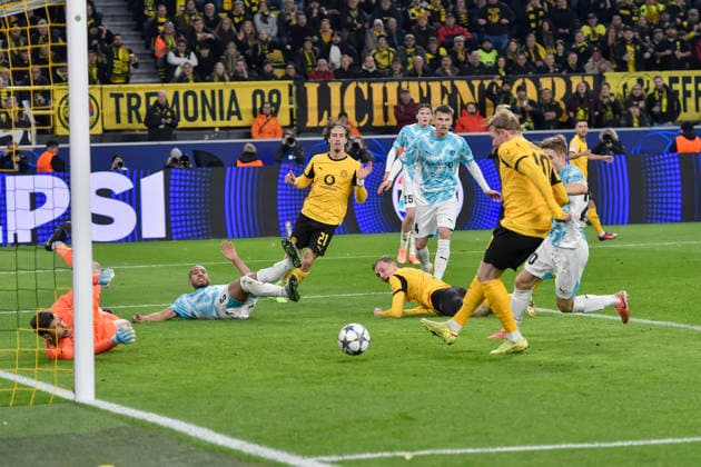 Julian Brandt Dortmund 10 scores the goal for 2 1 10 12 2025 Soccer, Champions League, Borussia Dortmund vs FK Bodö Glimt, Signal Iduna Park, Dortmund, Copyright: xpepphotox xSaschaxWeizx pep00321, pep_20251210_hm_35601