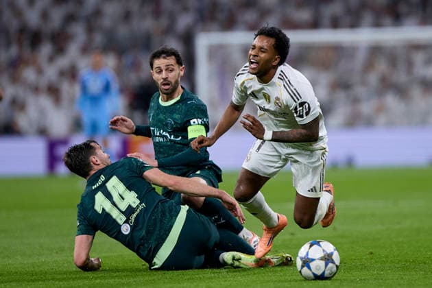 December 10, 2025, Madrid, Madrid, Spain: Rodrygo Goes of Real Madrid CF and Bernardo Silva of Manchester City FC during the UEFA Champions League football match between Real Madrid CF and Manchester City FC at Santiago Bernabeu Stadium in Madrid, Spain, december 10, 2025 Madrid Spain - ZUMAa206 20251210_zsp_a206_043 Copyright: xRubenxAlbarranx