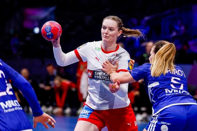 Anne Mette Hansen of Denmark throw the ball under pressure from Clarisse Mairot of France Denmark v France, Quarter finals - 27th IHF Women s Handball World Championship, WM, Weltmeisterschaft Denmark v France, Ahoy, December 10, 2025, Rotterdam, Netherlands.
